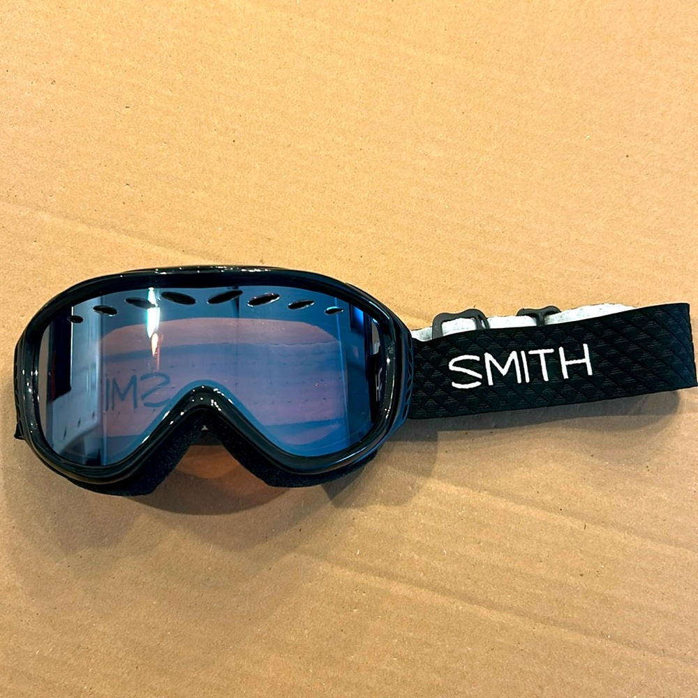 SMITH goggles. Transit with FogX and anti fog inner lens. Like new condition.